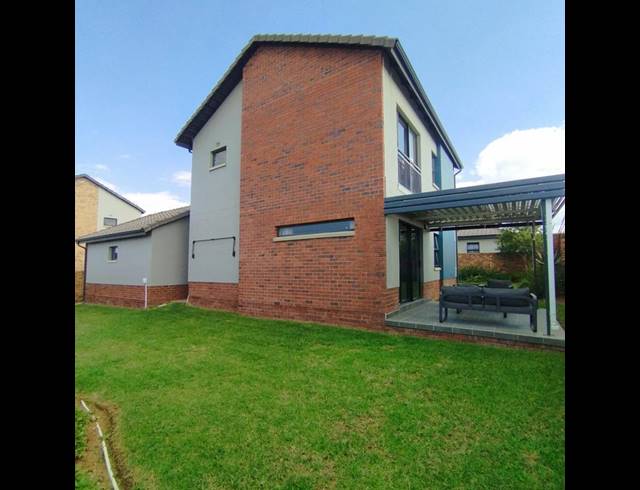 4 BEDROOM HOUSE FOR SALE IN COSMO CITY